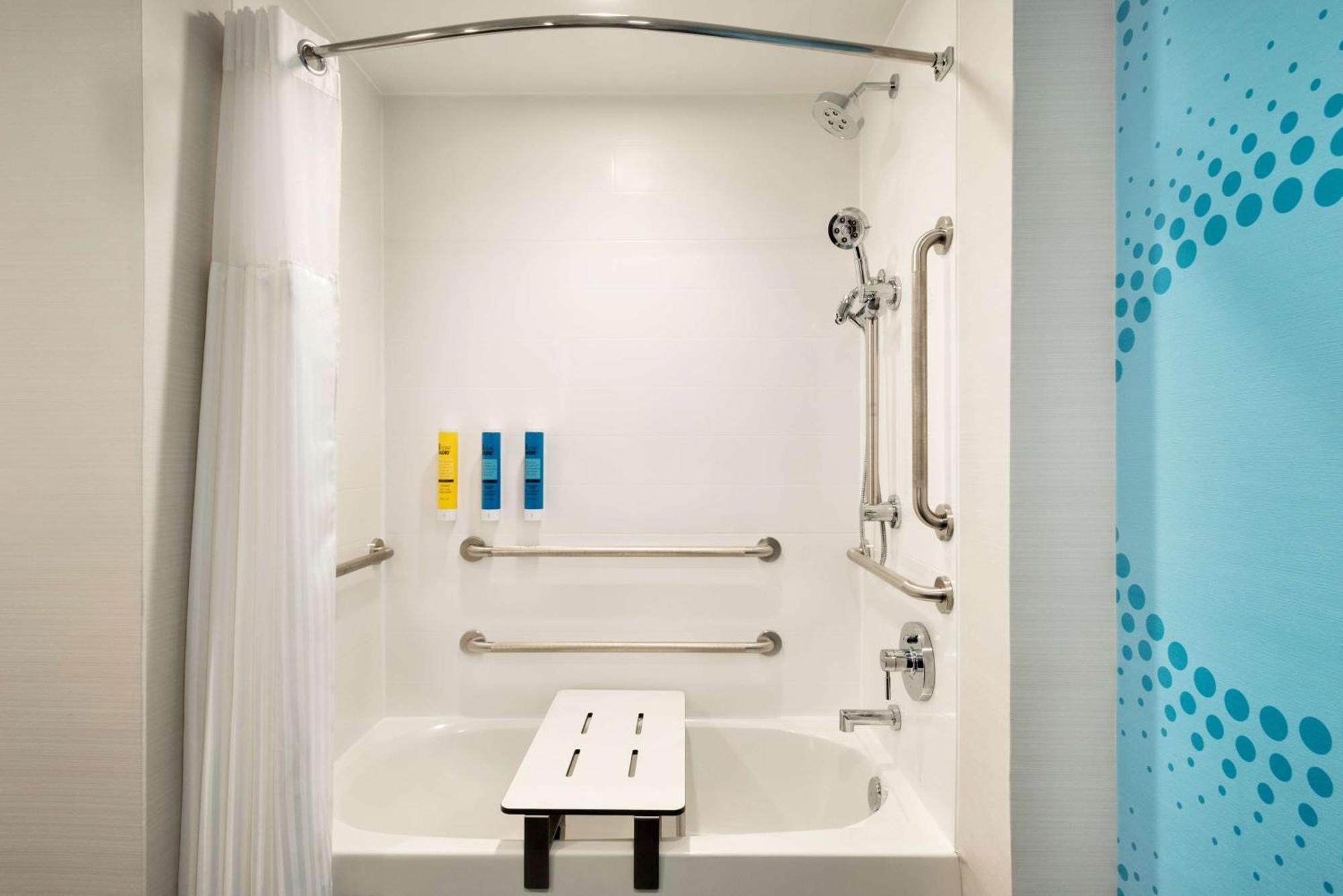 Tru By Hilton Cedar Rapids Westdale Hotel Екстериор снимка