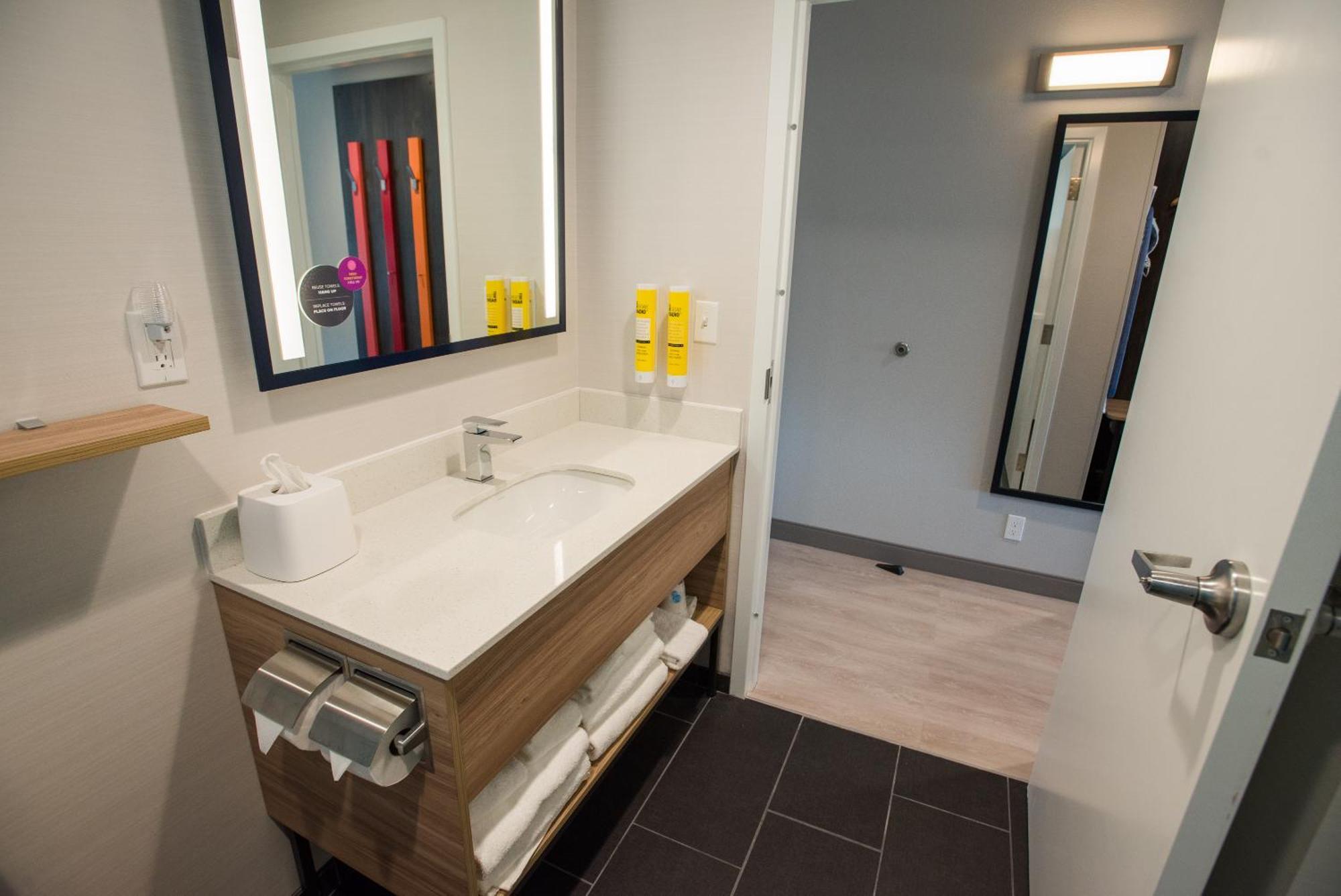 Tru By Hilton Cedar Rapids Westdale Hotel Екстериор снимка